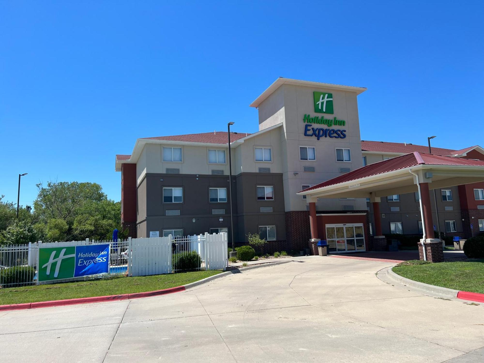 Holiday Inn Express - Wichita North - Park City By Ihg Extérieur photo